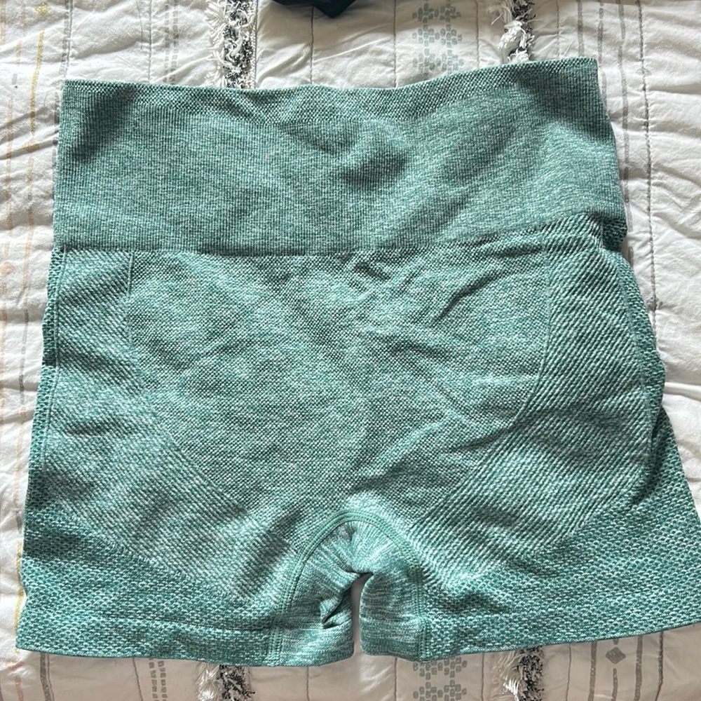 Shein butt scrunch biker shorts green, size small